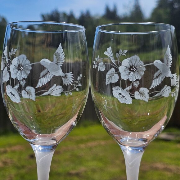 2 Avon Hummingbird Etched Wine Glasses 7.25" vtg satin stem crystal floral bird - Picture 2 of 6